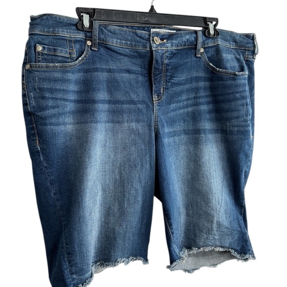 Torrid Stretch Denim Bermuda Jean Shorts Womens Plus Size 22 Distressed Raw Hem - Picture 3 of 14